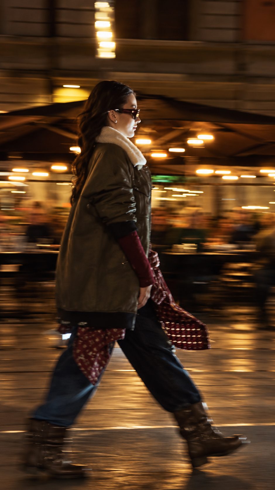 Una modella in passerella alla Modena Fashion Walk, con giubbotto verde e camicia a quadri